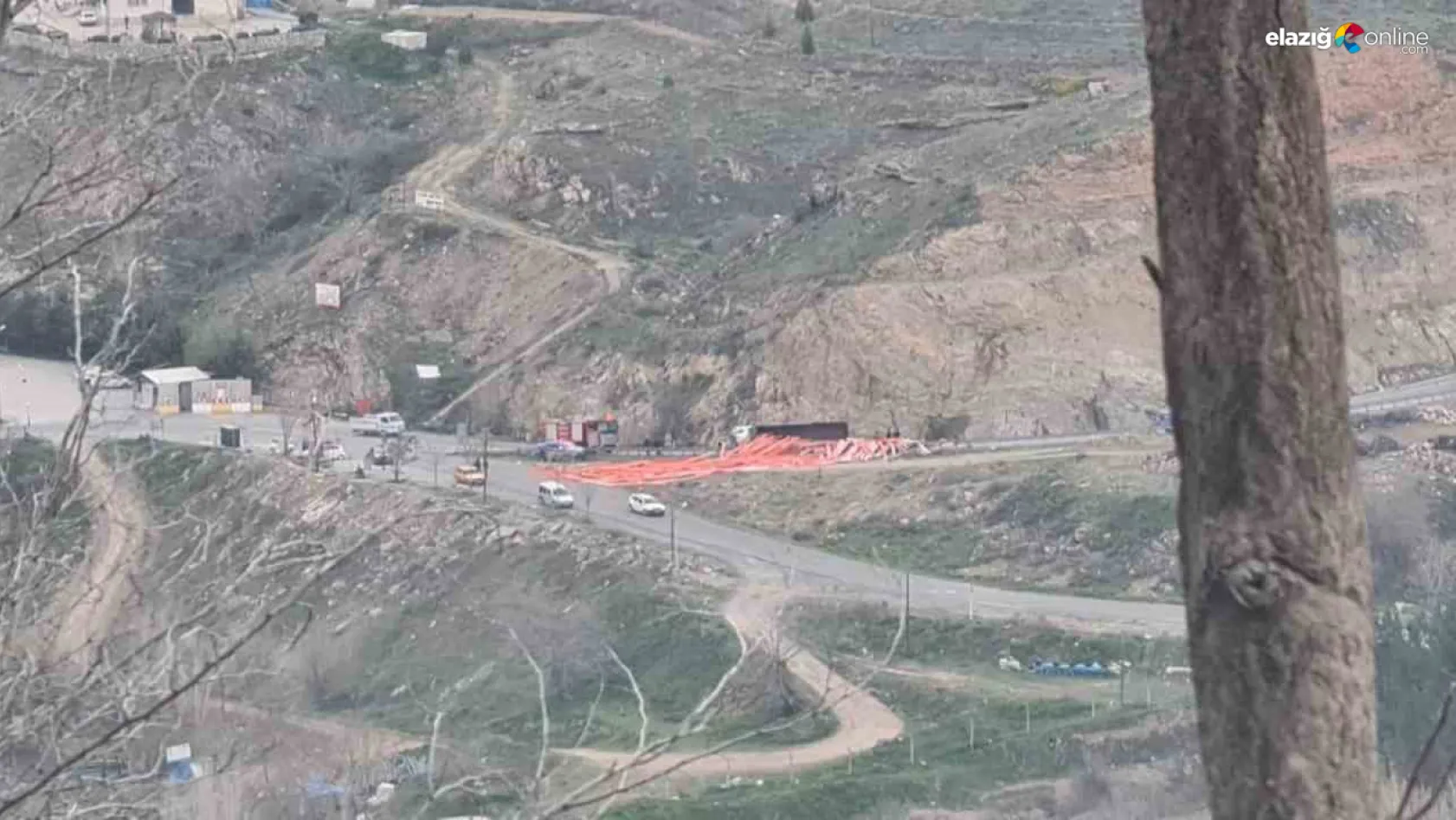 Elazığ'da virajı alamayan kamyon devrildi: 1 yaralı