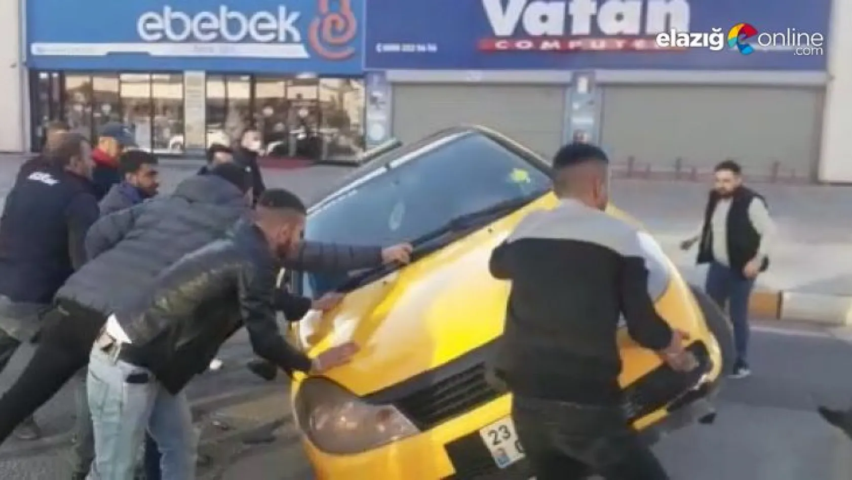 Elazığ'da yan yatan otomobili vatandaşlar düzeltti