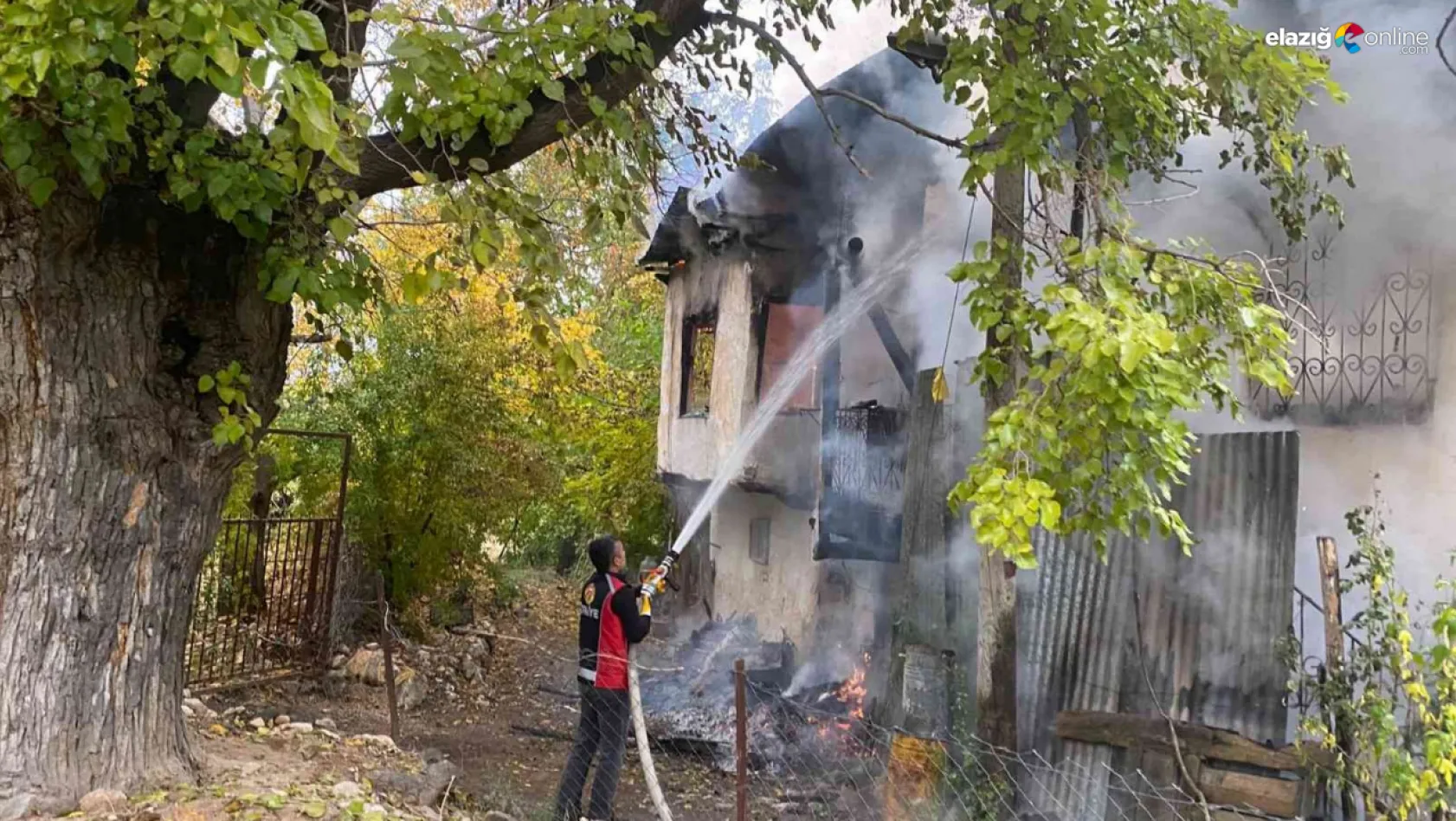 Keban'da çıkan ev yangınında bir kişi yaralandı