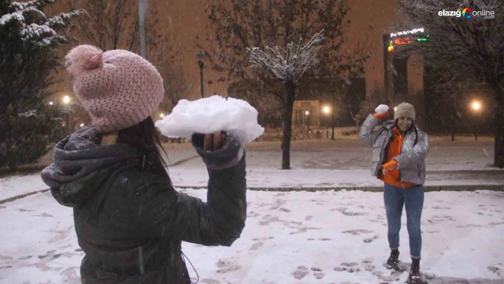 Elazığ'da yoğun kar yağışı etkili oldu, vatandaş doyasıya eğlendi
