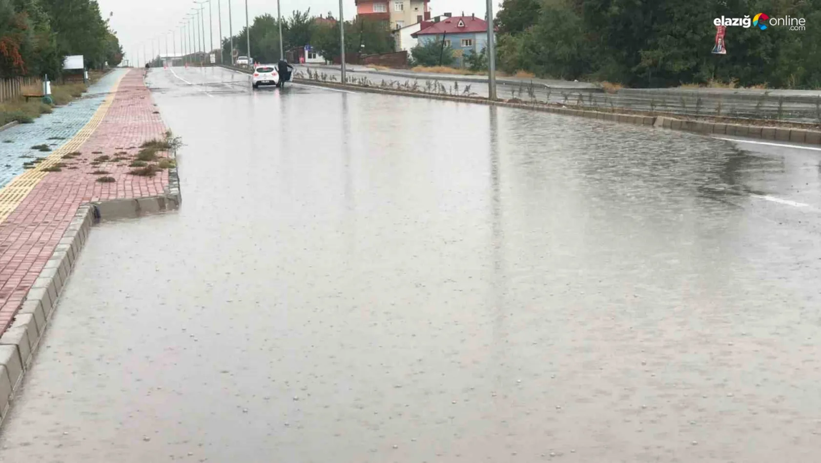 Elazığ'da göle dönen bazı yollar trafiğe kapatıldı