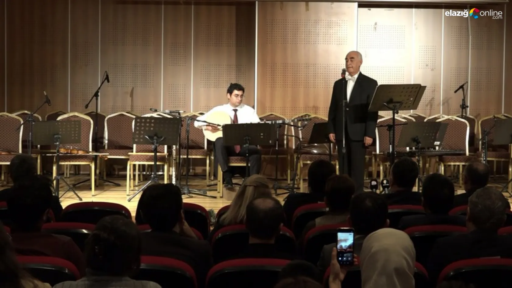 Elazığ Musiki Cemiyeti Türk Sanat Müziği Korosu adliye çalışanlarını unutmadı