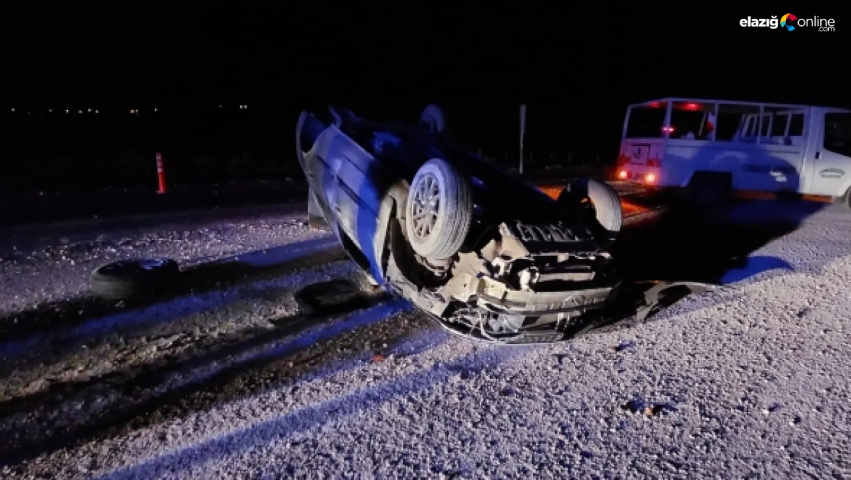 Elazığ-Pertek yolu mevkiinde kaza! Otomobil yön levhasına çarparak takla attı