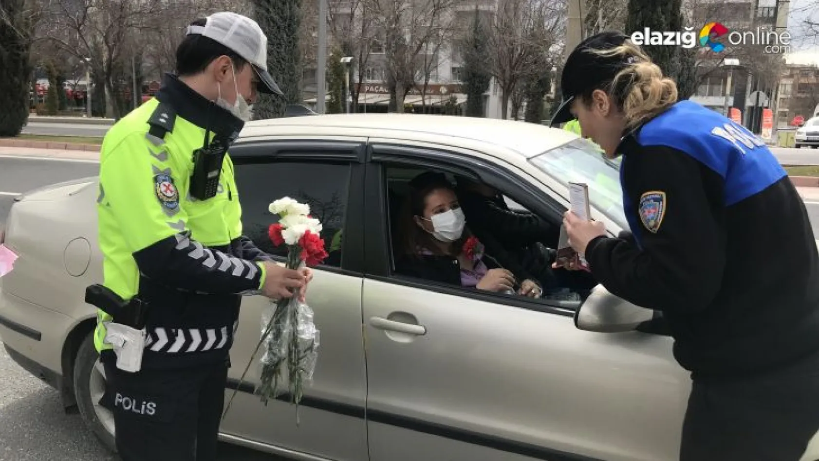 Elazığ polisinden kadın sürücülere karanfil