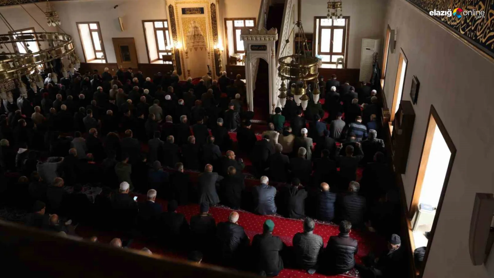 Ramazan'ın ilk cumasında Elazığlılar camilere akın etti!