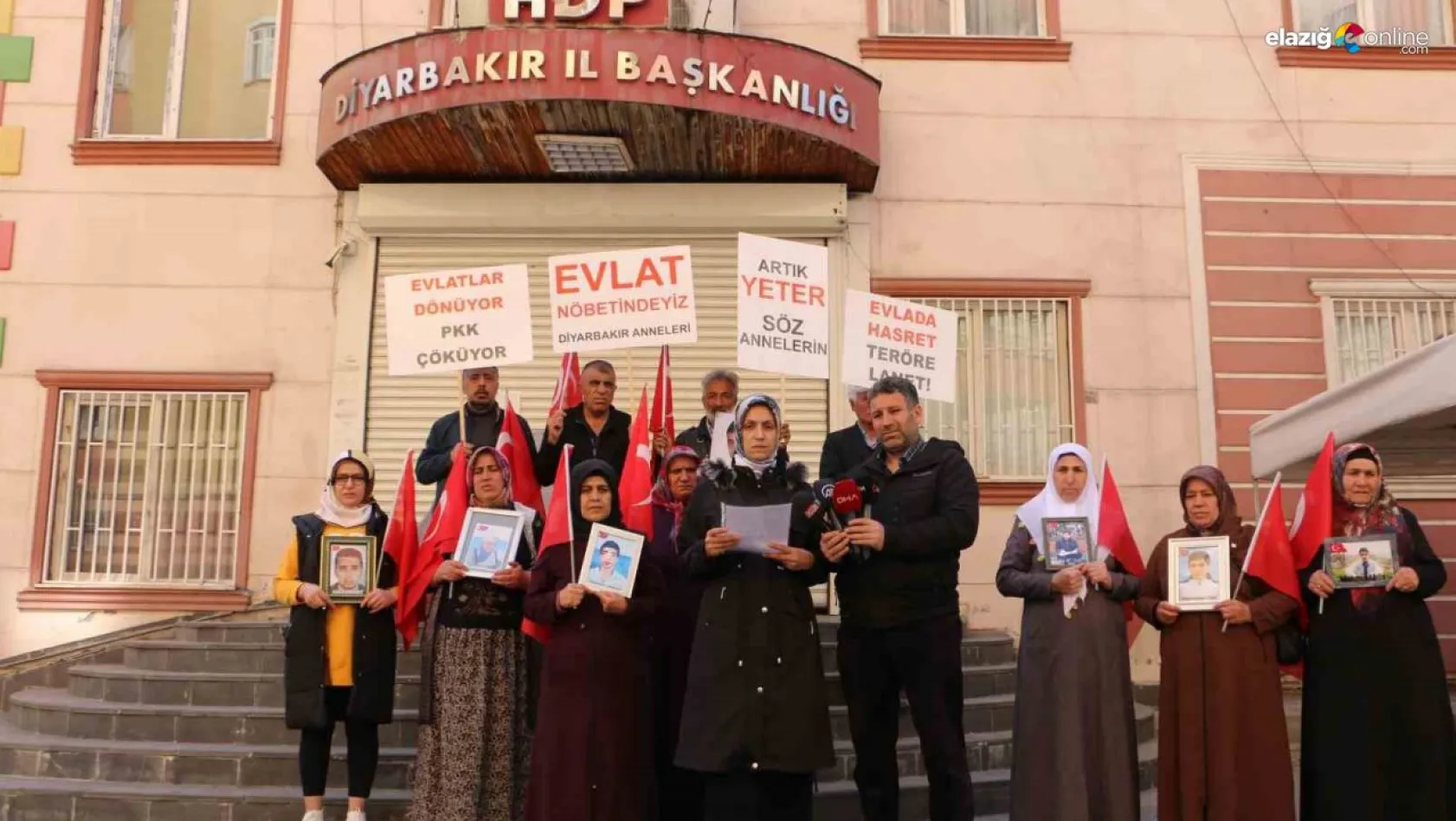 Evlat nöbetindeki ailelerden AYM'nin HDP kararına tepki