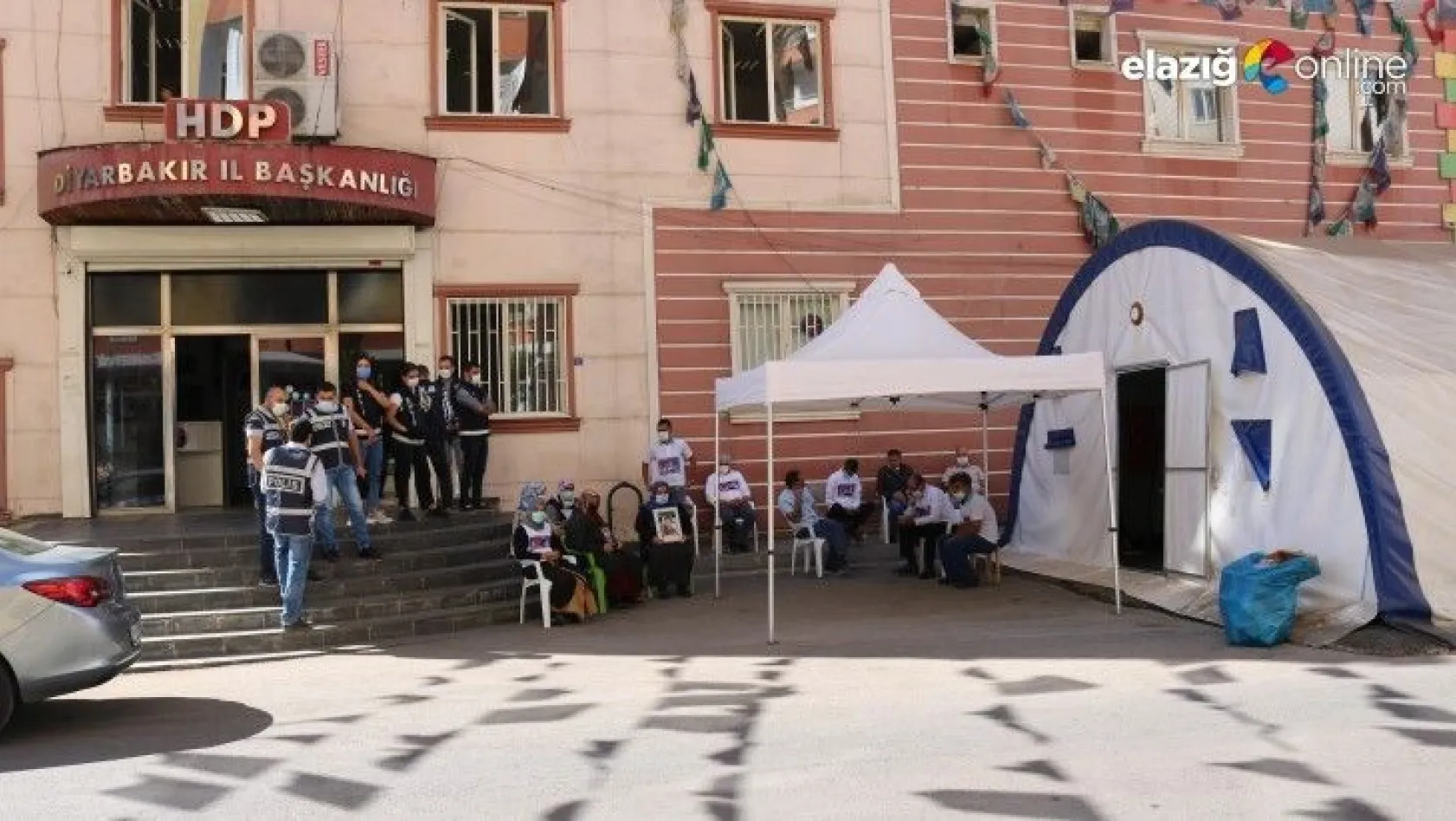 Evlat nöbetindeki ailelerin HDP önündeki eylemi 400'üncü gününde