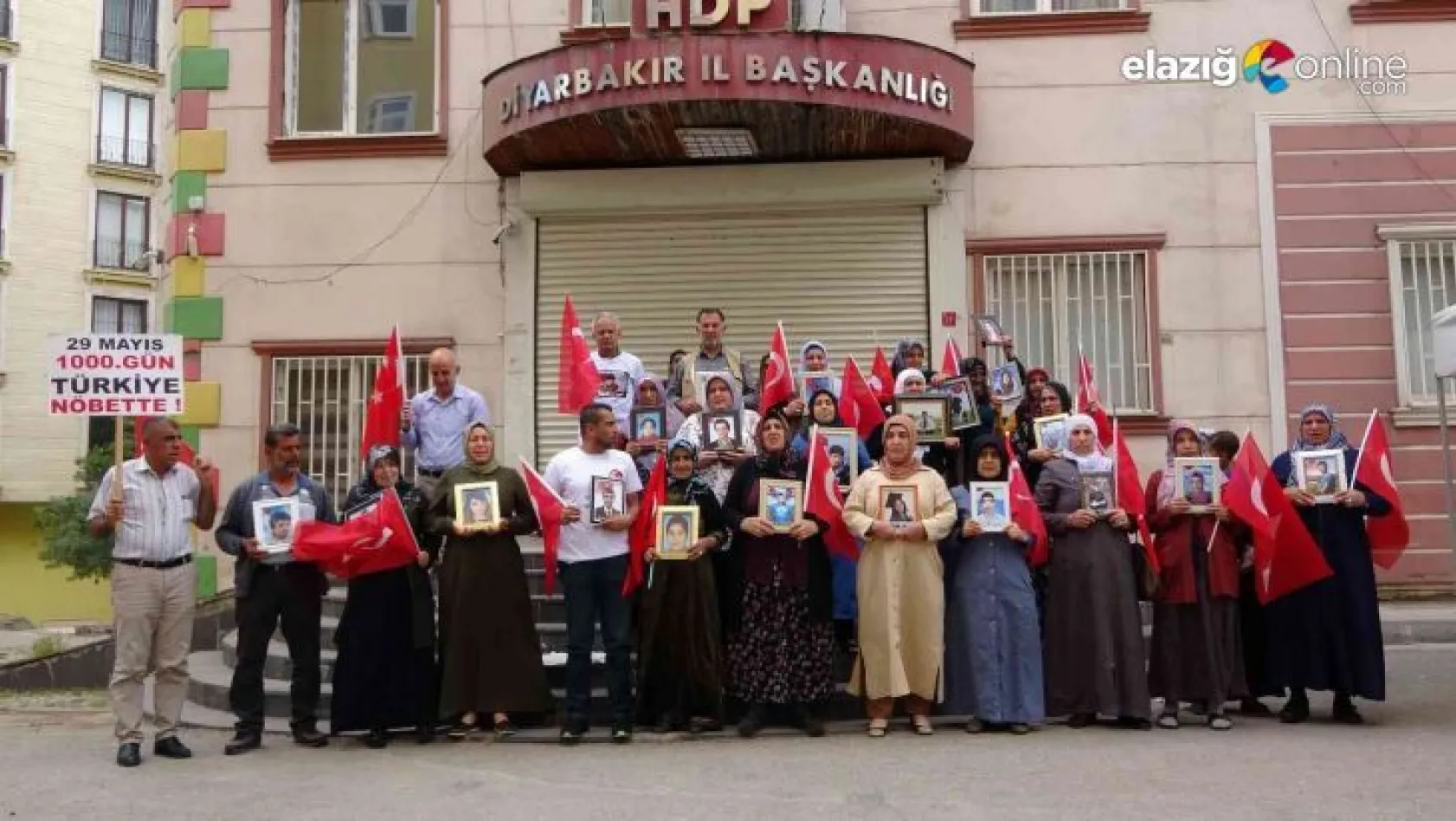 Evlat nöbetindeki anne Mutlu'dan HDP'ye tepki: 'Davaları için kendi çocuklarını göndersinler'