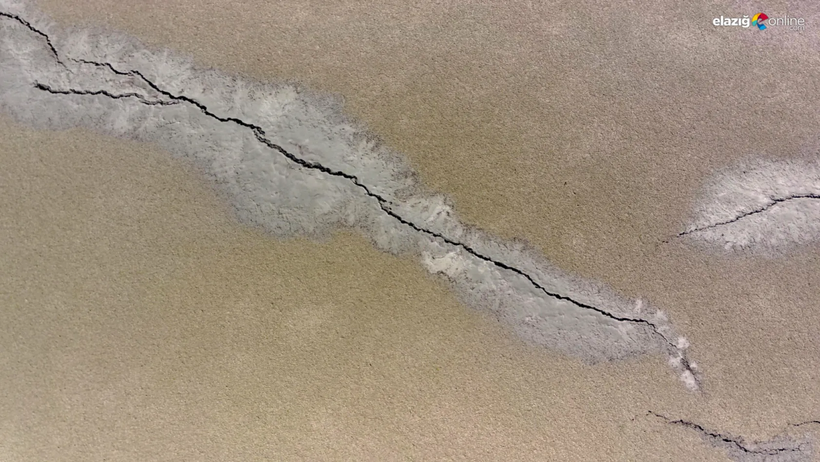 Fay hattında yarıklar oluşturan zemin sıvılaşması dron ile görüntülendi