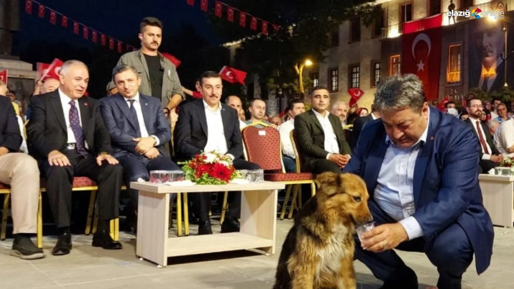 Fendoğlu, Malatya'nın maskot köpeğine su içirdi
