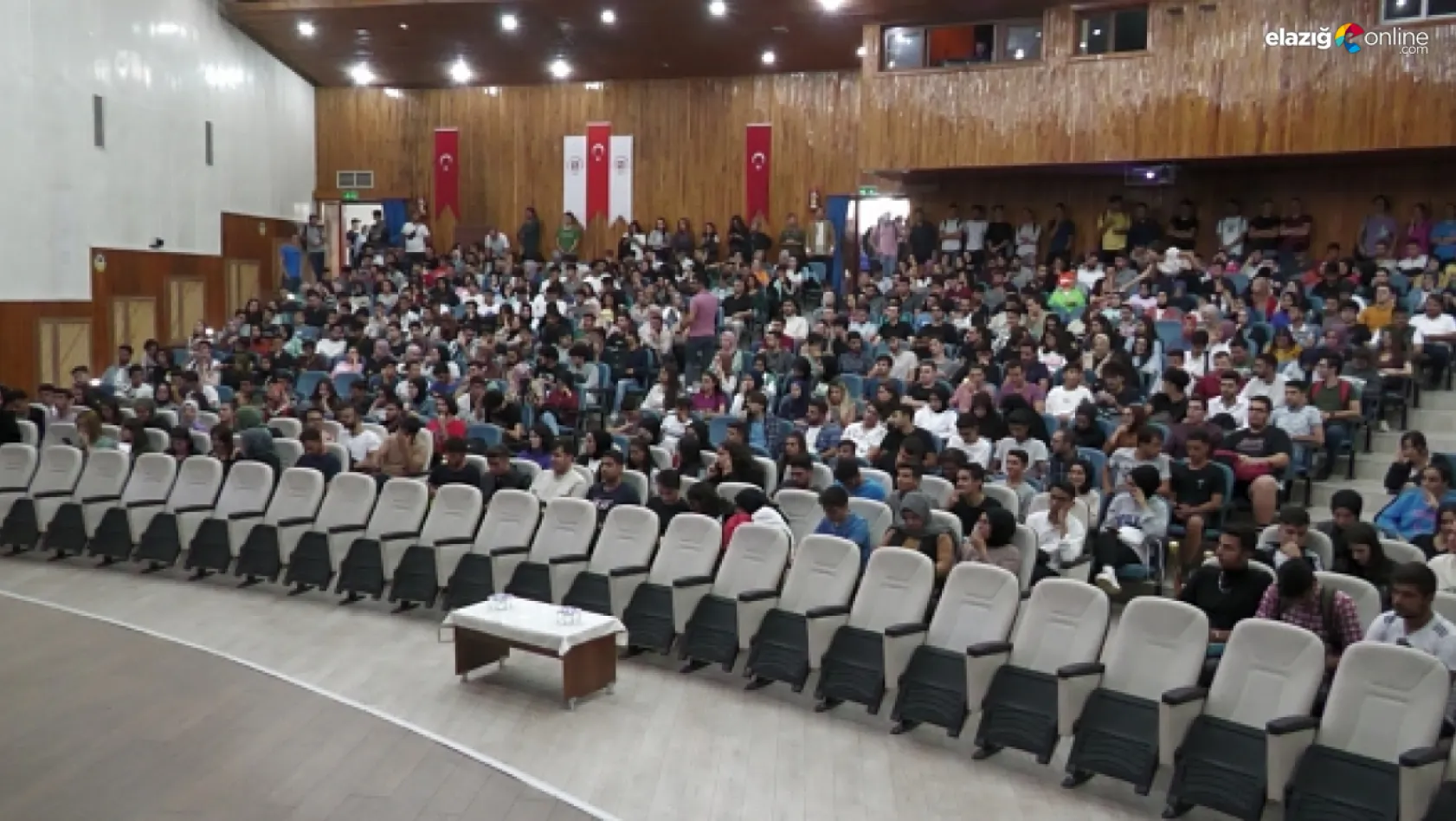 Fırat Üniversitesi'nden oryantasyon programı! Yeni başlayan öğrencilere Fırat Üniversitesi hakkında bilgiler aktarıldı