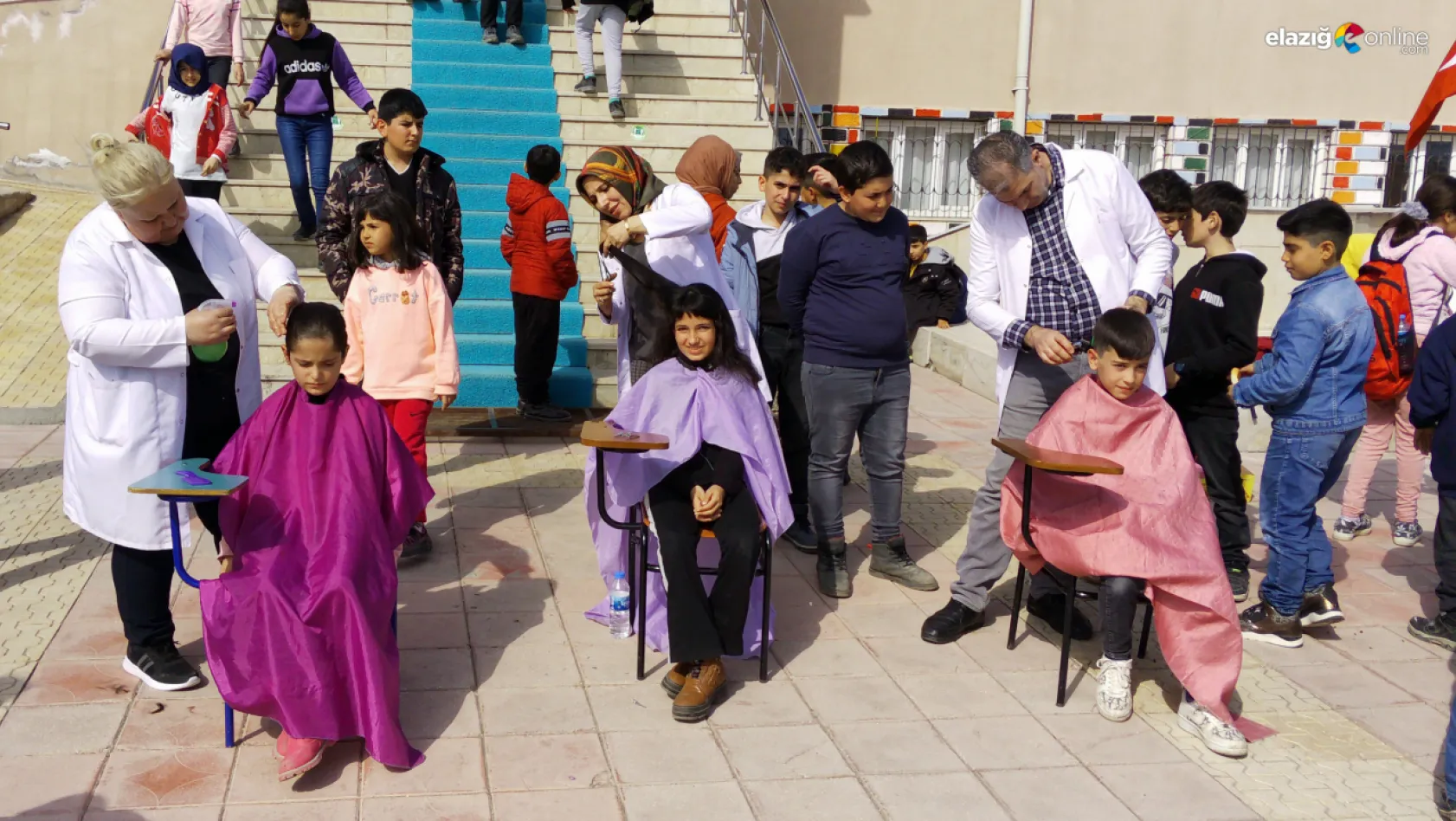 Gönüllü berber ve kuaförler Baskil'deki depremzedeleri unutmadı