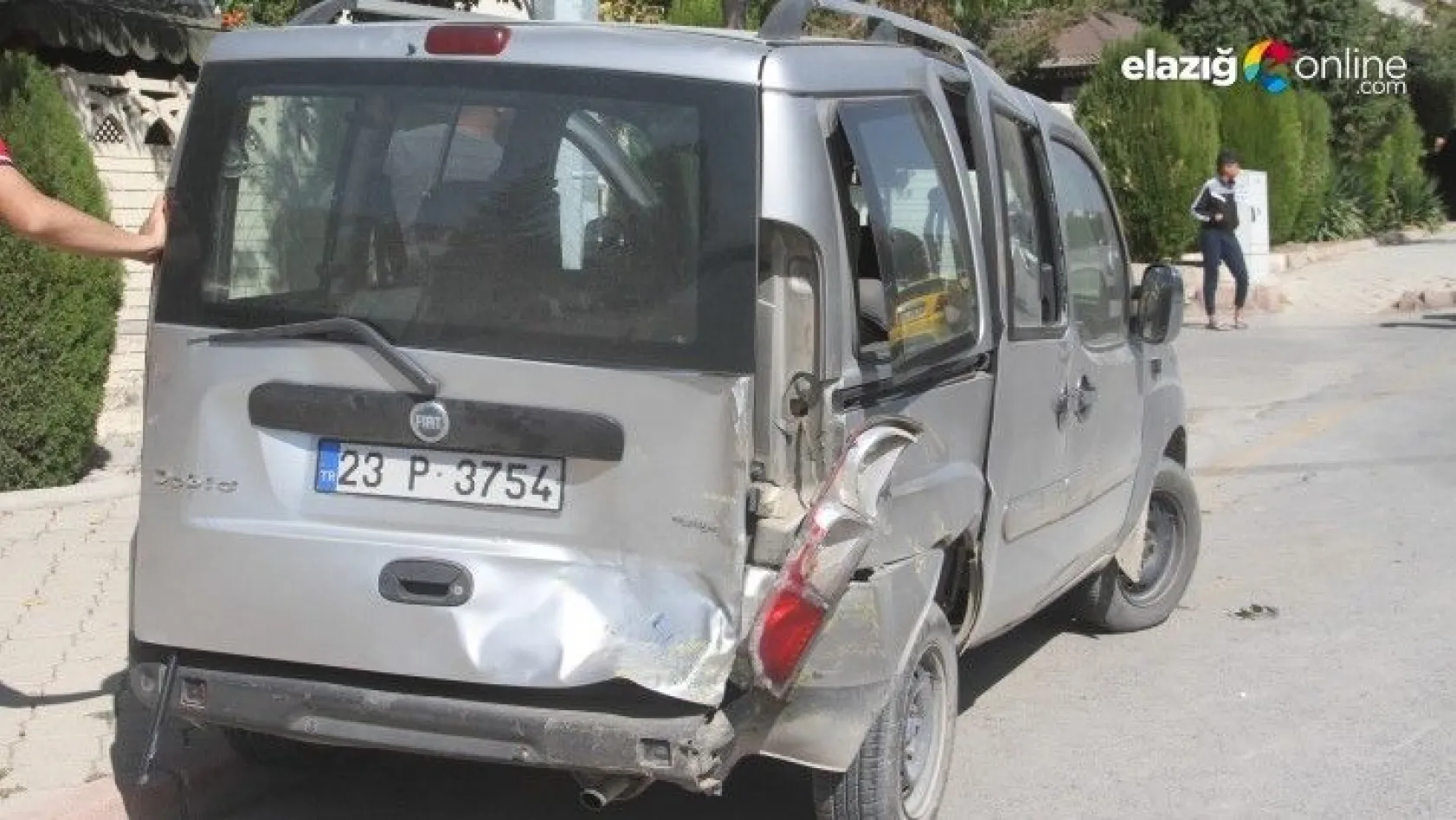 Hafif ticari araç ile otomobil çarpıştı:3 yaralı
