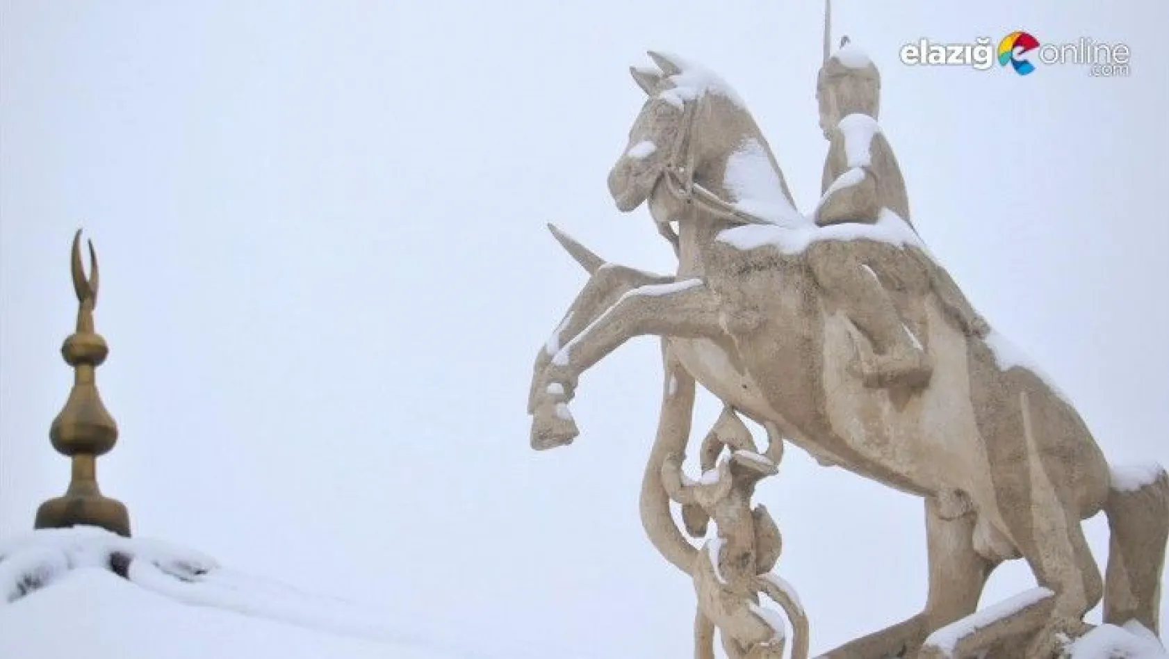 Harput'ta kar ve sis altındaki tarihin eşsiz manzarası