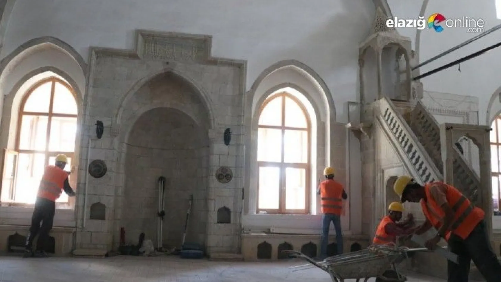 Hasar gören tarihi camilerden depremin izleri siliniyor