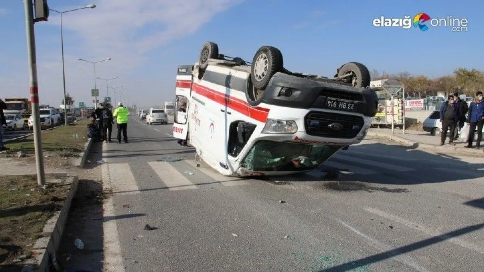 Hasta taşıyan ambulans, hafif ticari araçla çarpıştı: 4 yaralı