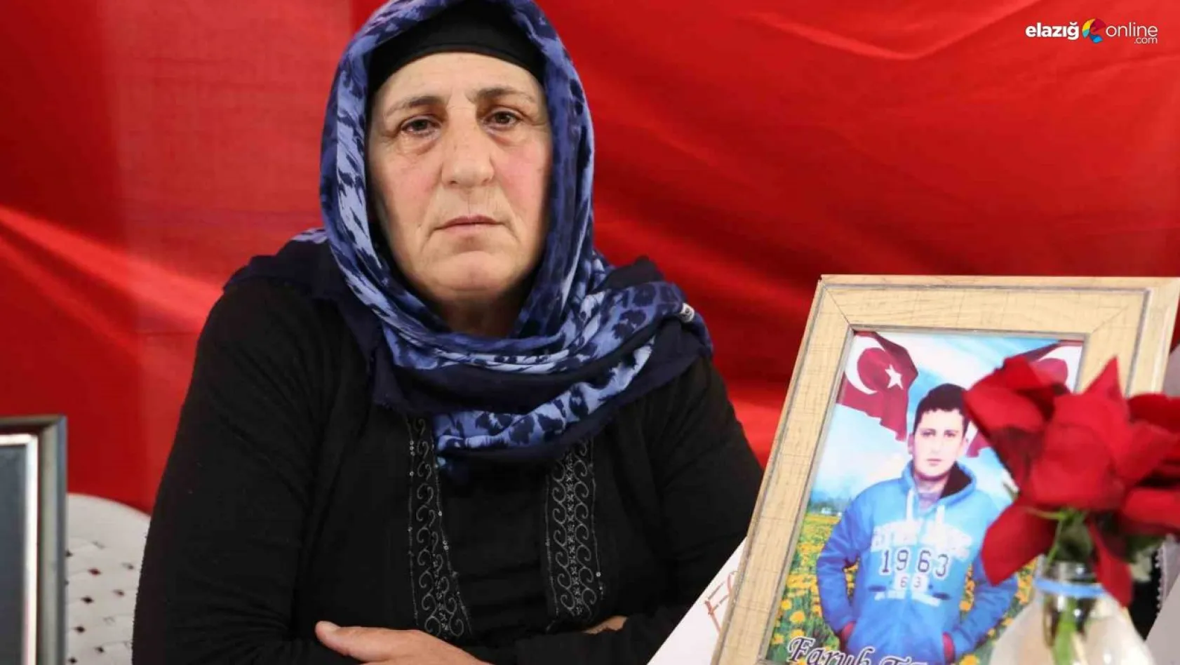 HDP önünde evlat nöbeti tutan anne: 'Oğlumun eline kına yakıp askere göndereceğim'
