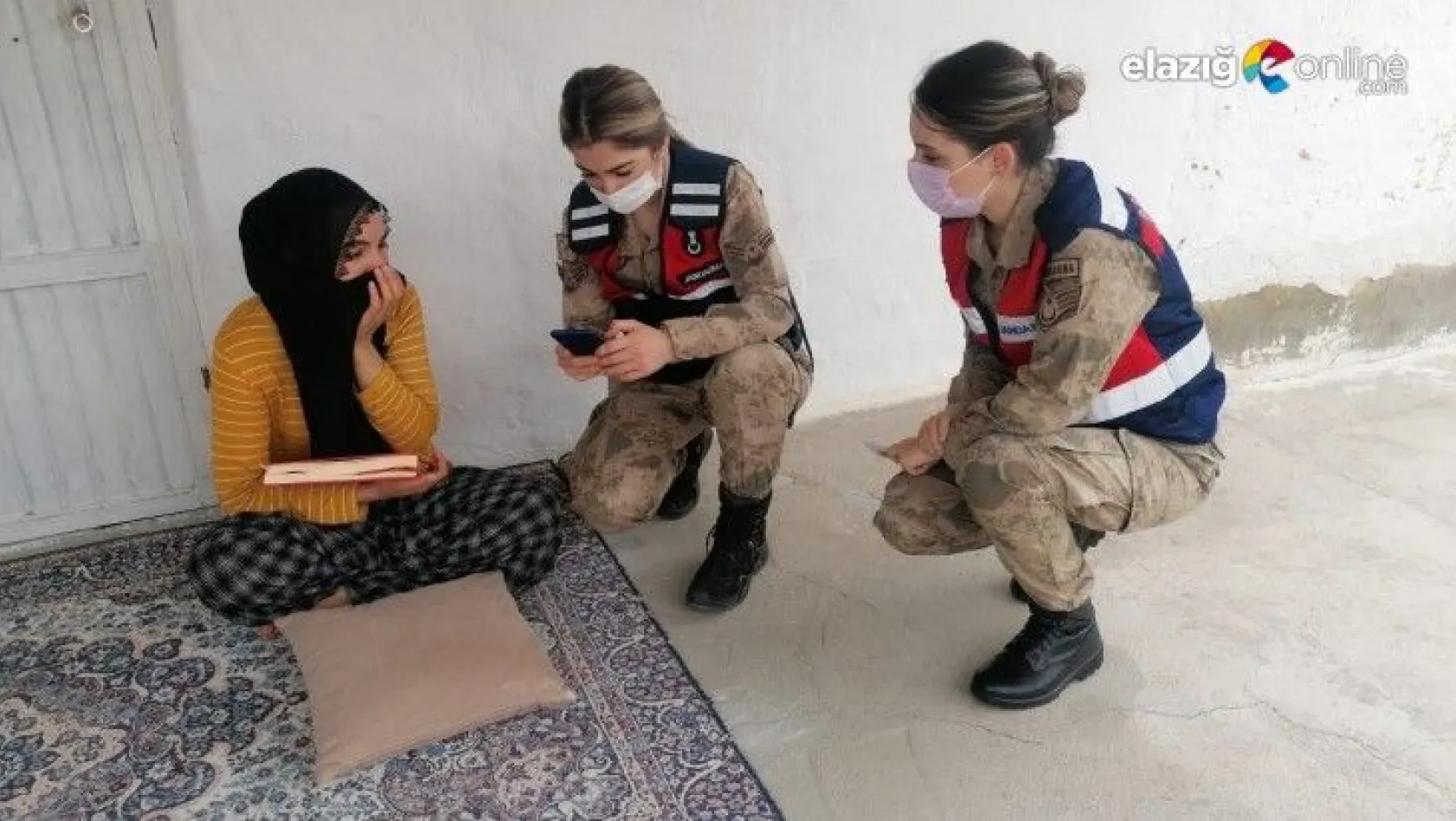 Jandarma köy köy gezerek 'Kadın Destek Uygulaması'nı tanıtıyor