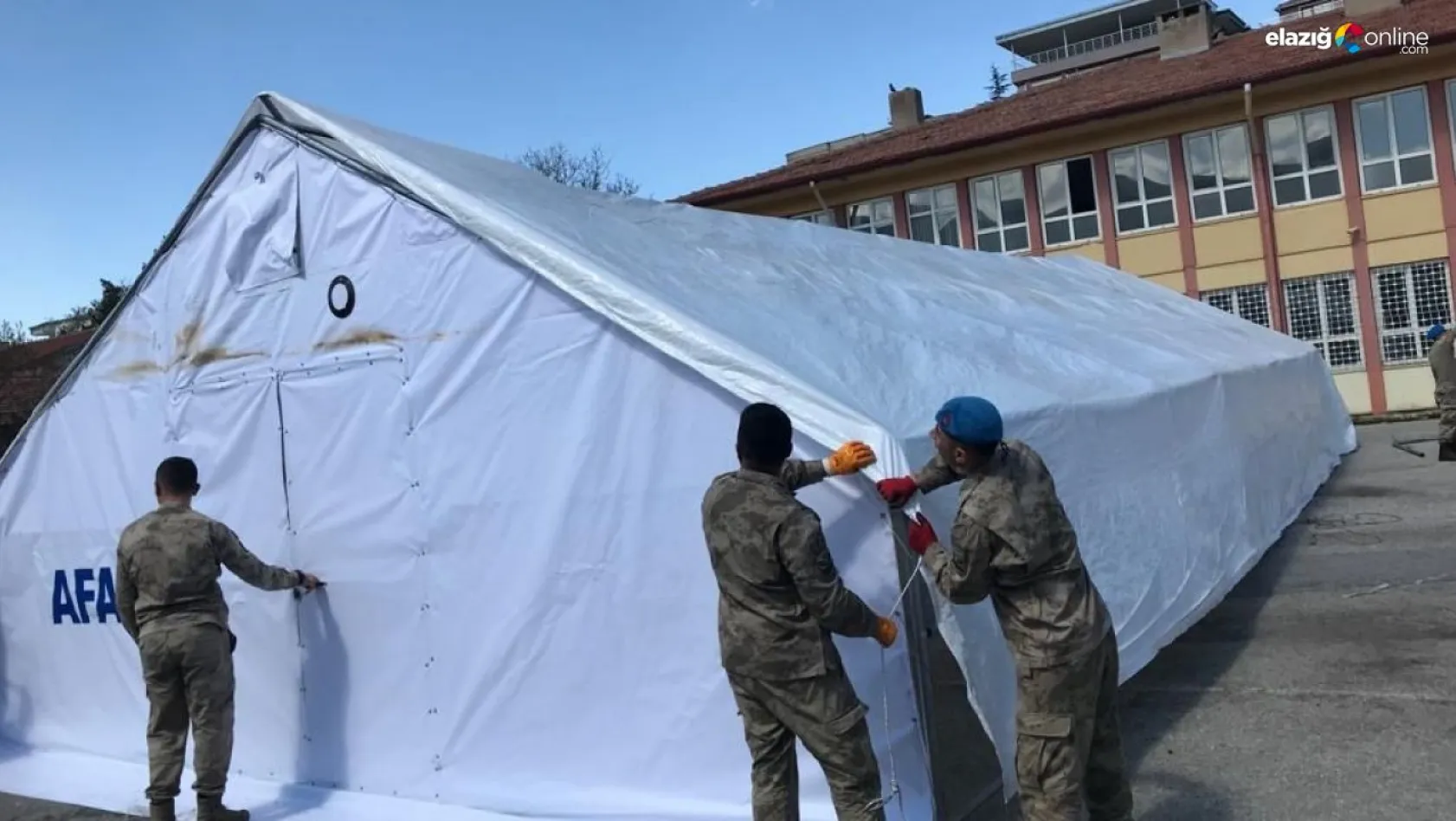 Jandarma öğrenciler için 14 derslik çadır kurdu