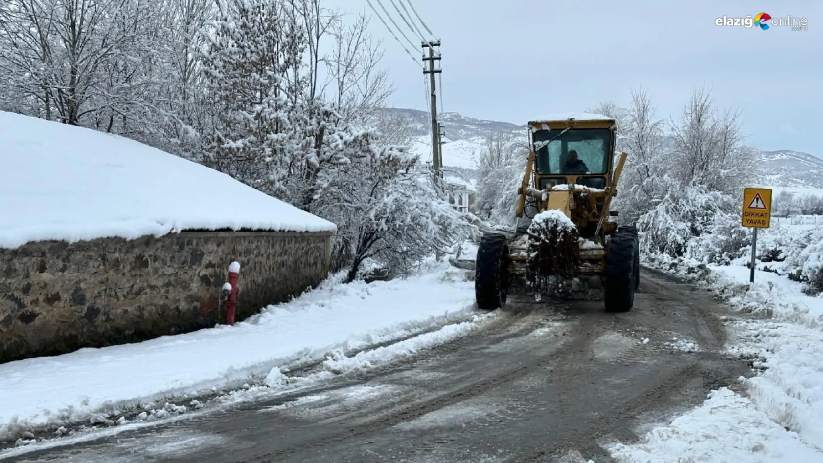 Karakoçan'da karla mücadele sürüyor