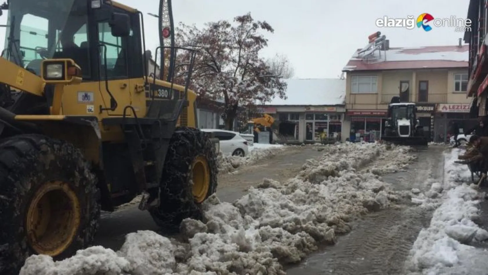 Karlıova'da yağan kar, kamyonlarla ilçe dışına taşınıyor