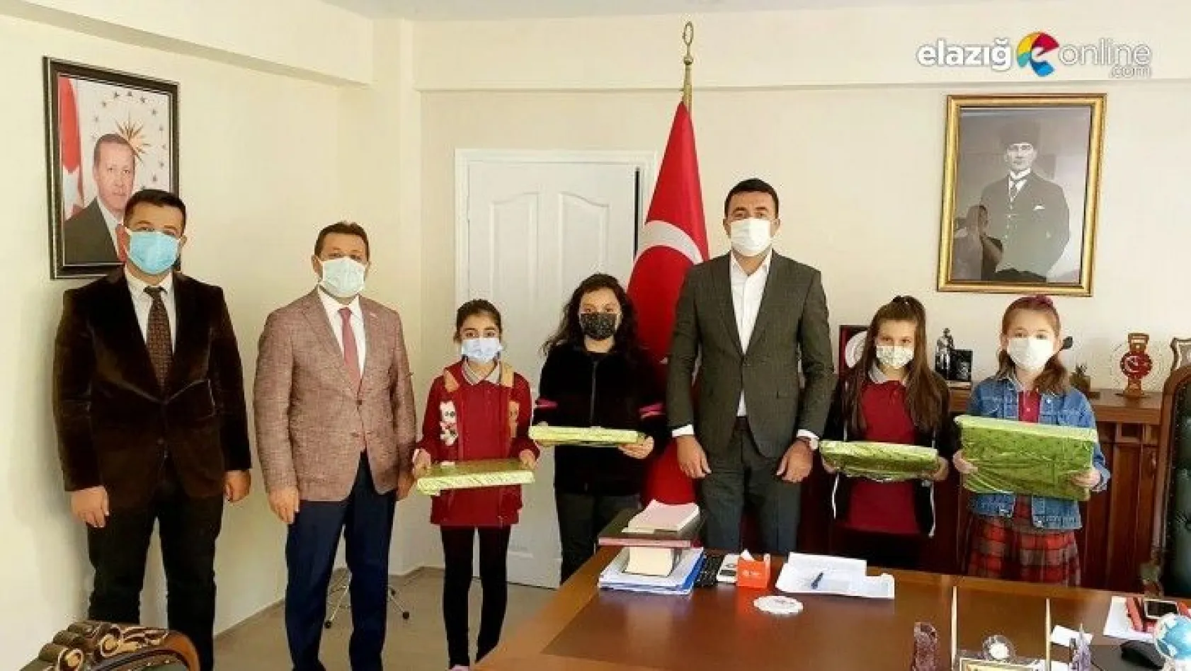 Kaymakam Akbulut'tan, bursluluk sınavını kazanan öğrencilere hediye