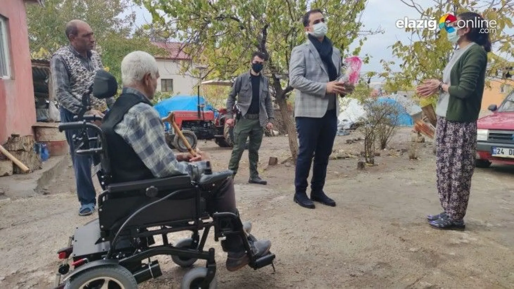 Kaymakam Güder'den vatandaşa tekerlekli sandalye sürprizi