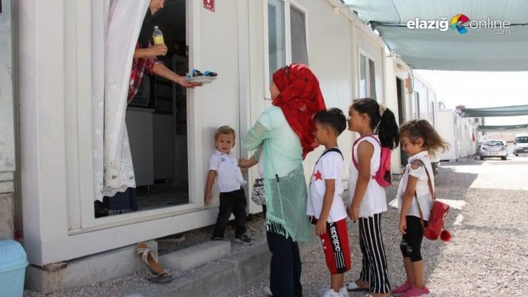 Konteyner kentlerde depremzede çocukların bayram sevinci