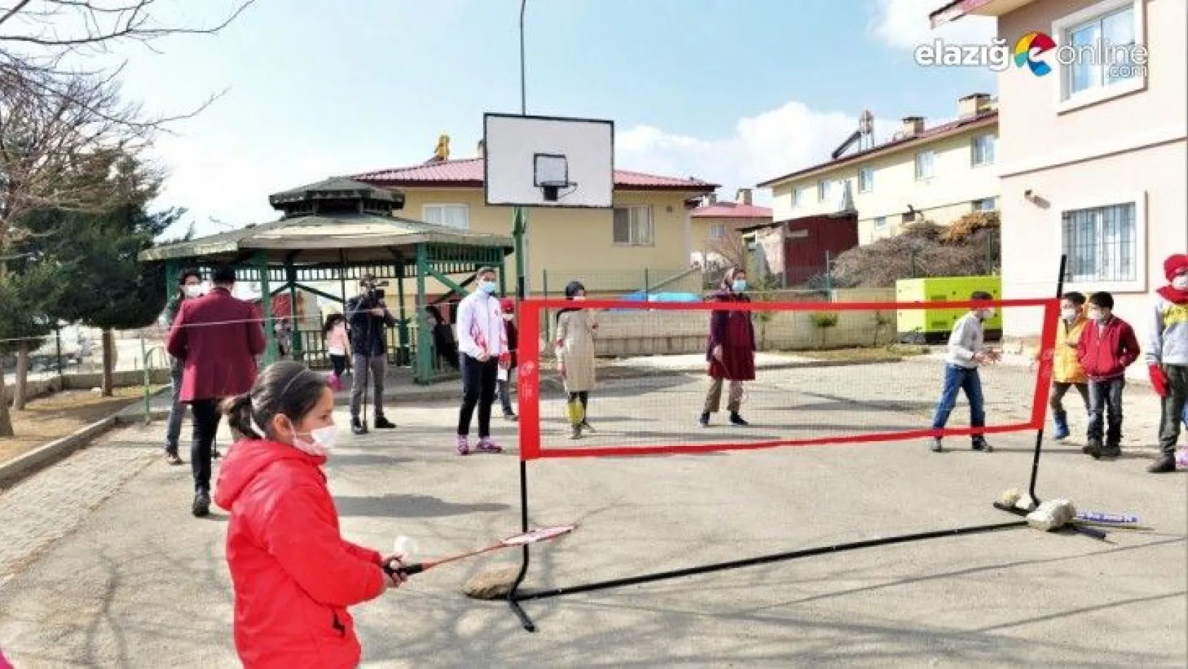 Köy okulu öğrencileri, milli sporcu eşliğinde badminton ile tanıştı