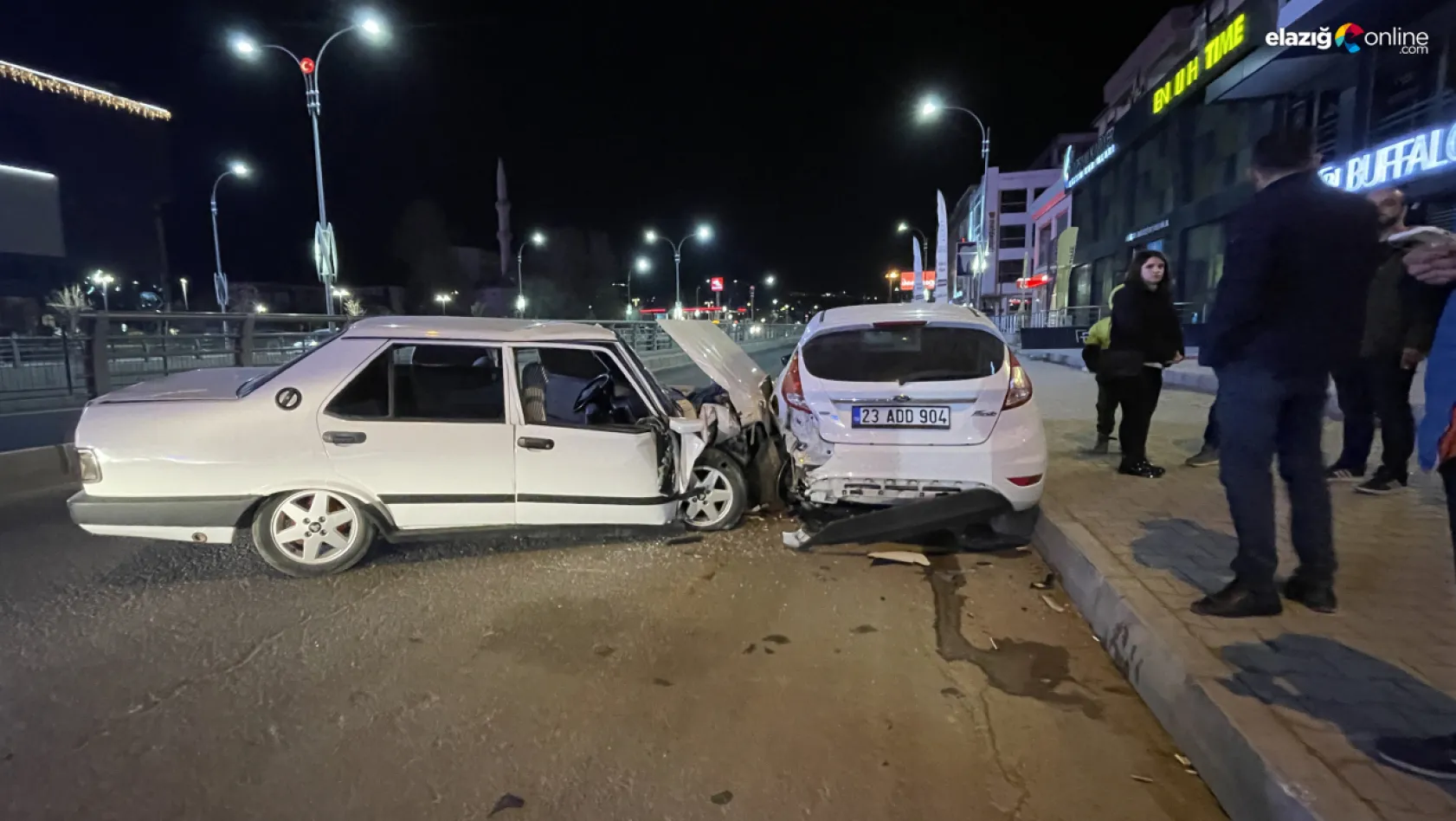 Malatya Caddesi'nde kaza! Otomobil park halindeki araçlara çarptı