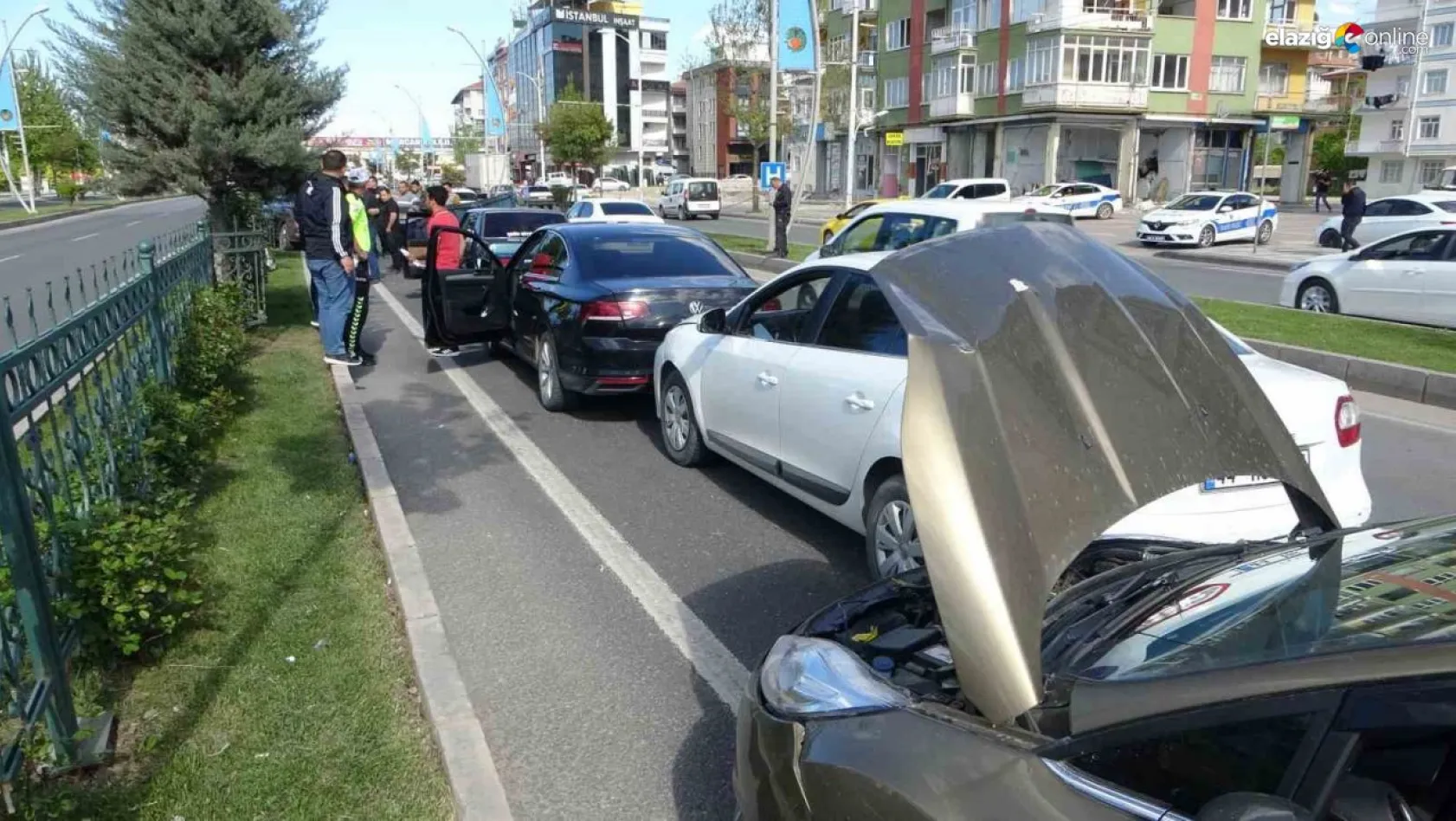 Malatya'da 5 araç birbirine girdi trafik kilitlendi