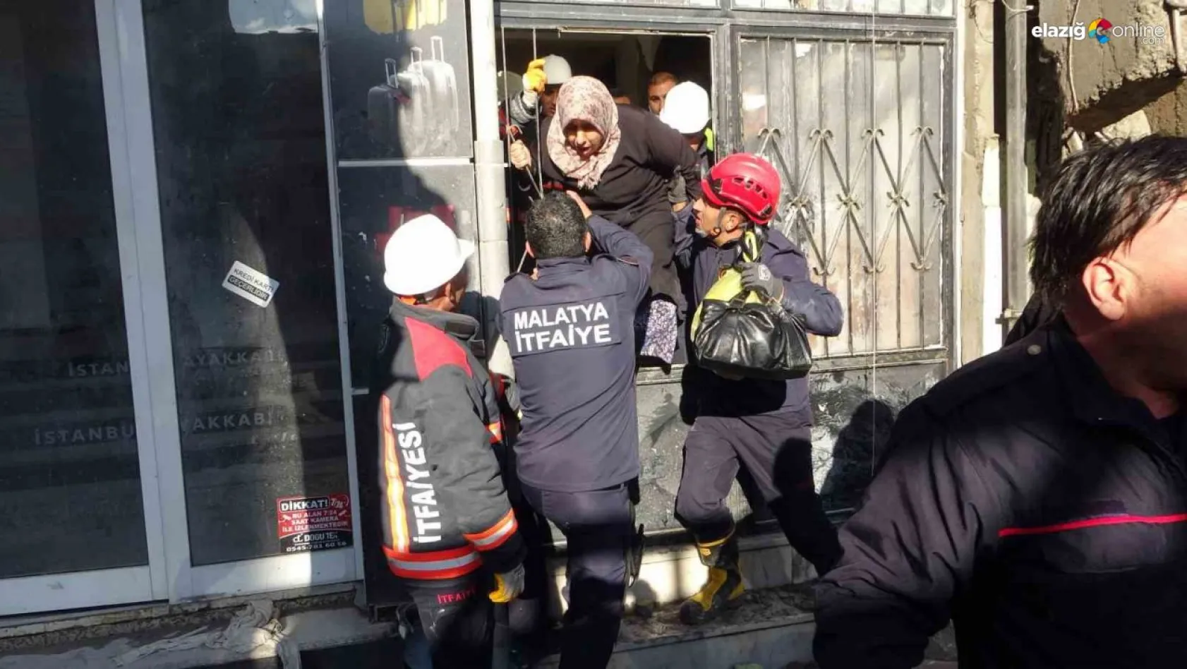 Malatya'da 5 katlı çöktü: Yan binada mahsur kalan 4 kişiyi itfaiye kurtardı