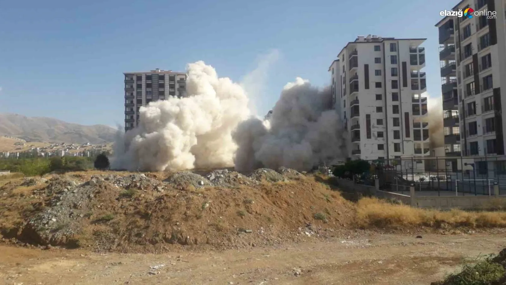 Malatya'da ağır hasarlı binaların patlayıcı ile yıkımı sürüyor