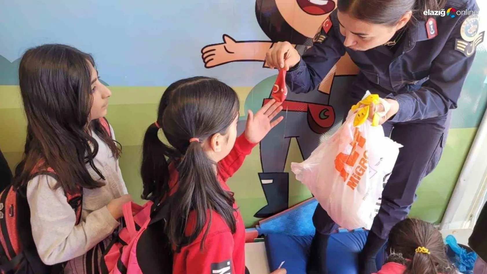Malatya'da depremzede çocuklara jandarma şefkati