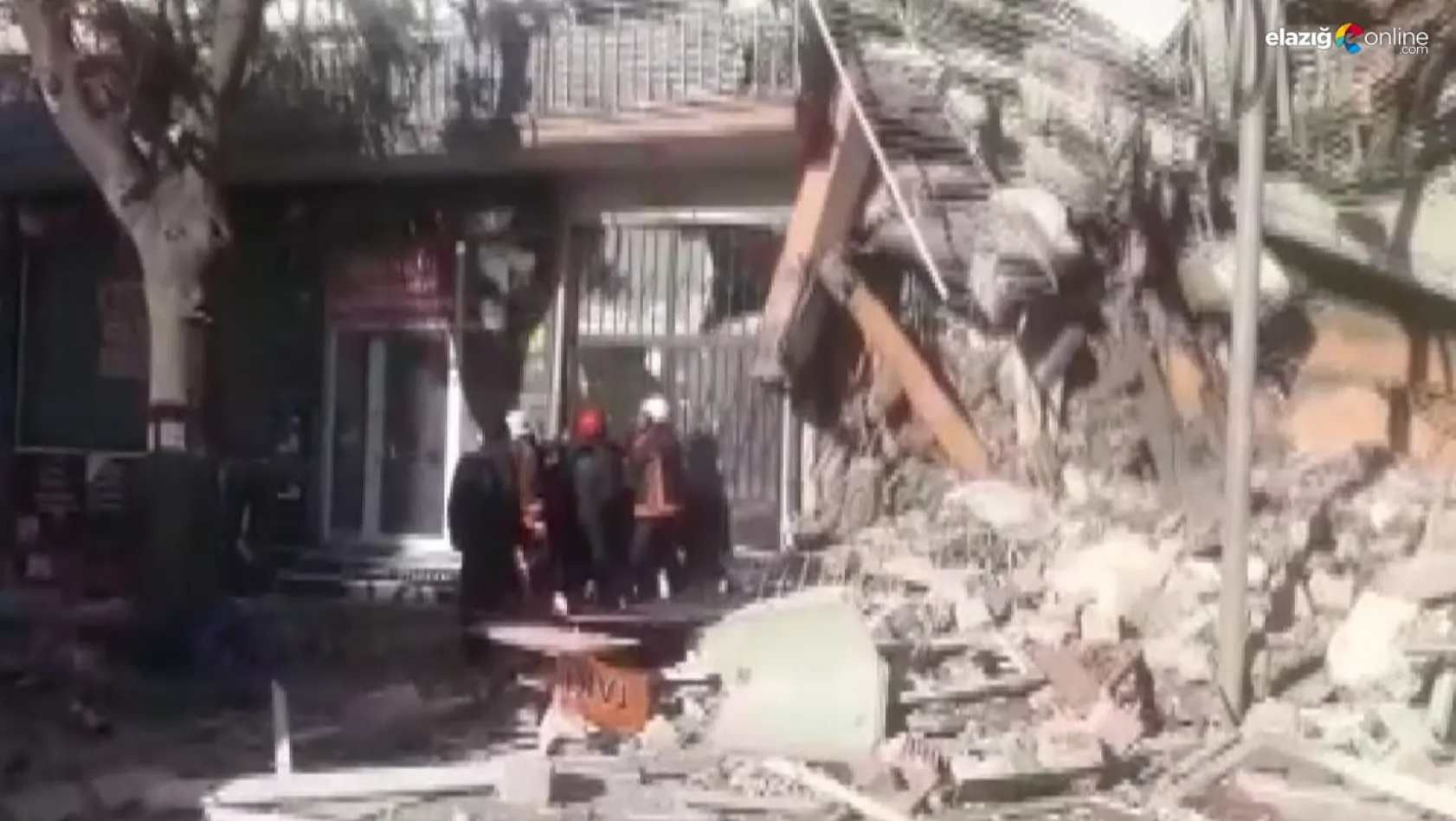 Malatya'da ağır hasarlı bir bina çöktü!