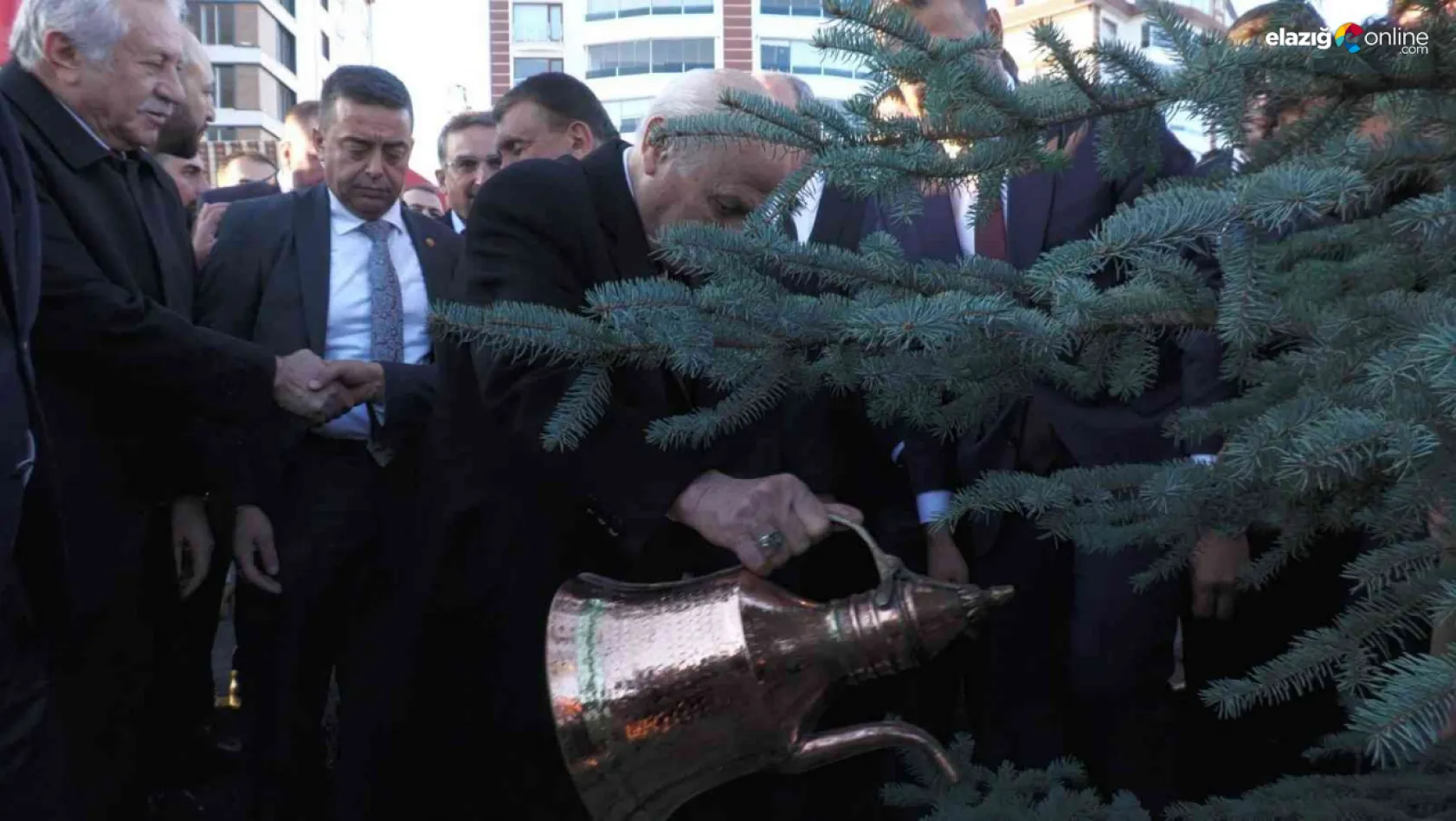 Lider Bahçeli, kendi adına oluşturulan hatıra ormanına fidan dikti
