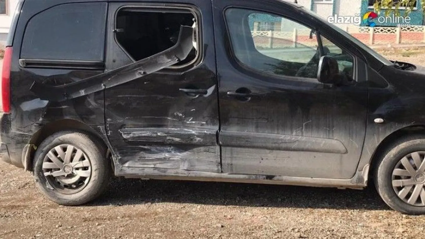Minibüs ile hafif ticari aracın çarpıştığı kazada 4 kişi yaralandı