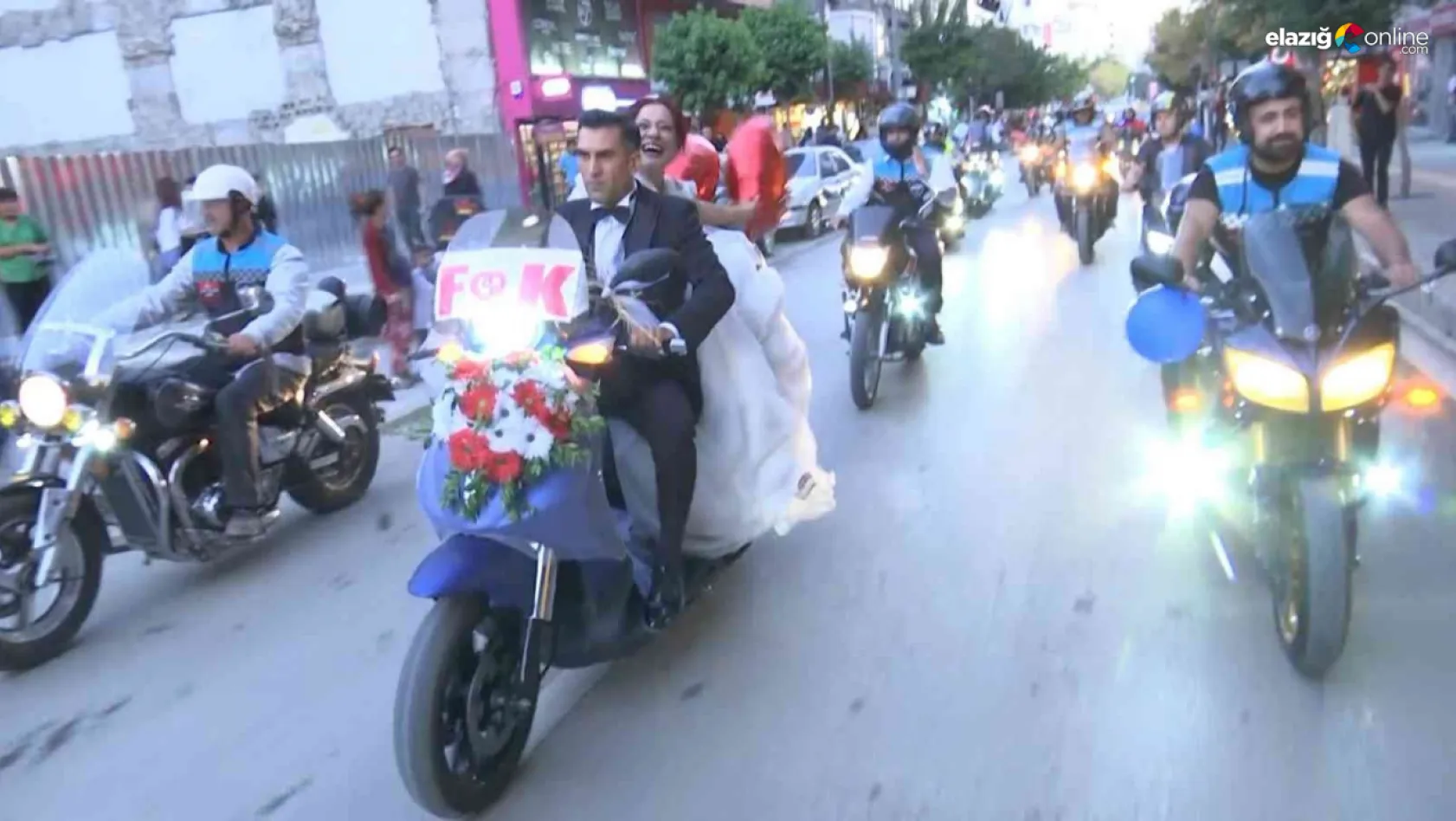 Motosiklet tutkularını düğünlerinde de gösterdiler