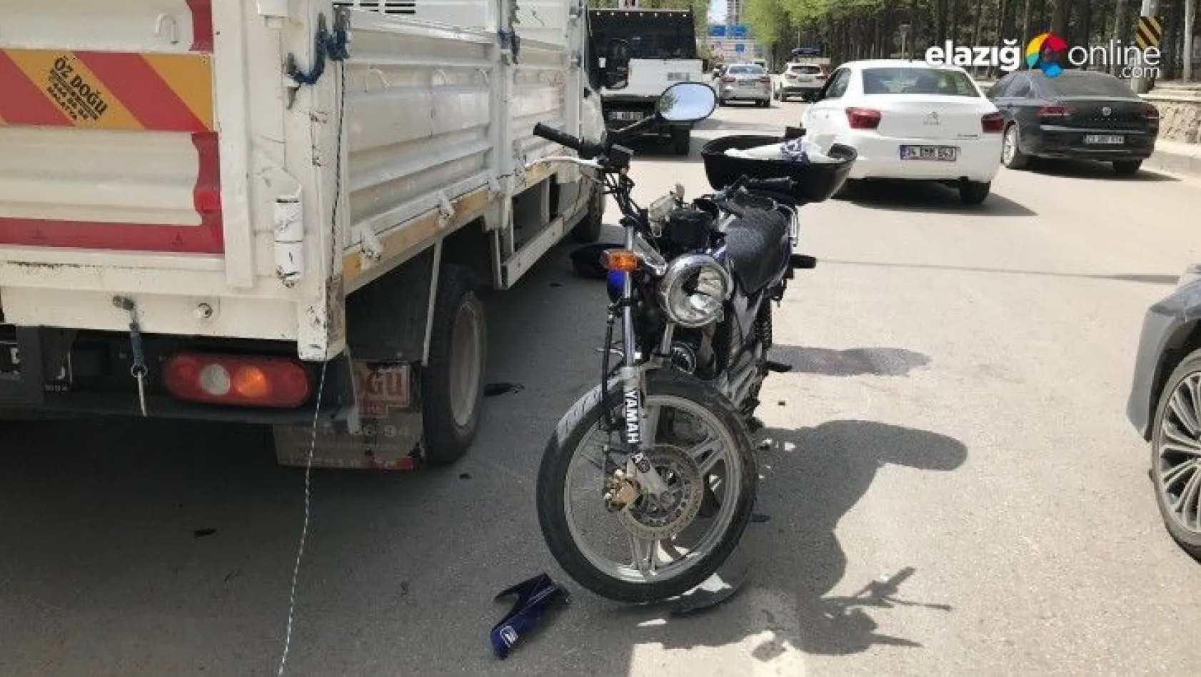 Motosiklet park halindeki kamyonete çarptı: 2 yaralı