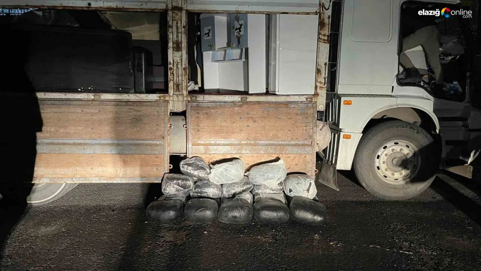 Nakliye yapılan kamyonun içindeki buzdolabından 81 kilo skunk ele geçirildi: 4 kişi tutuklandı