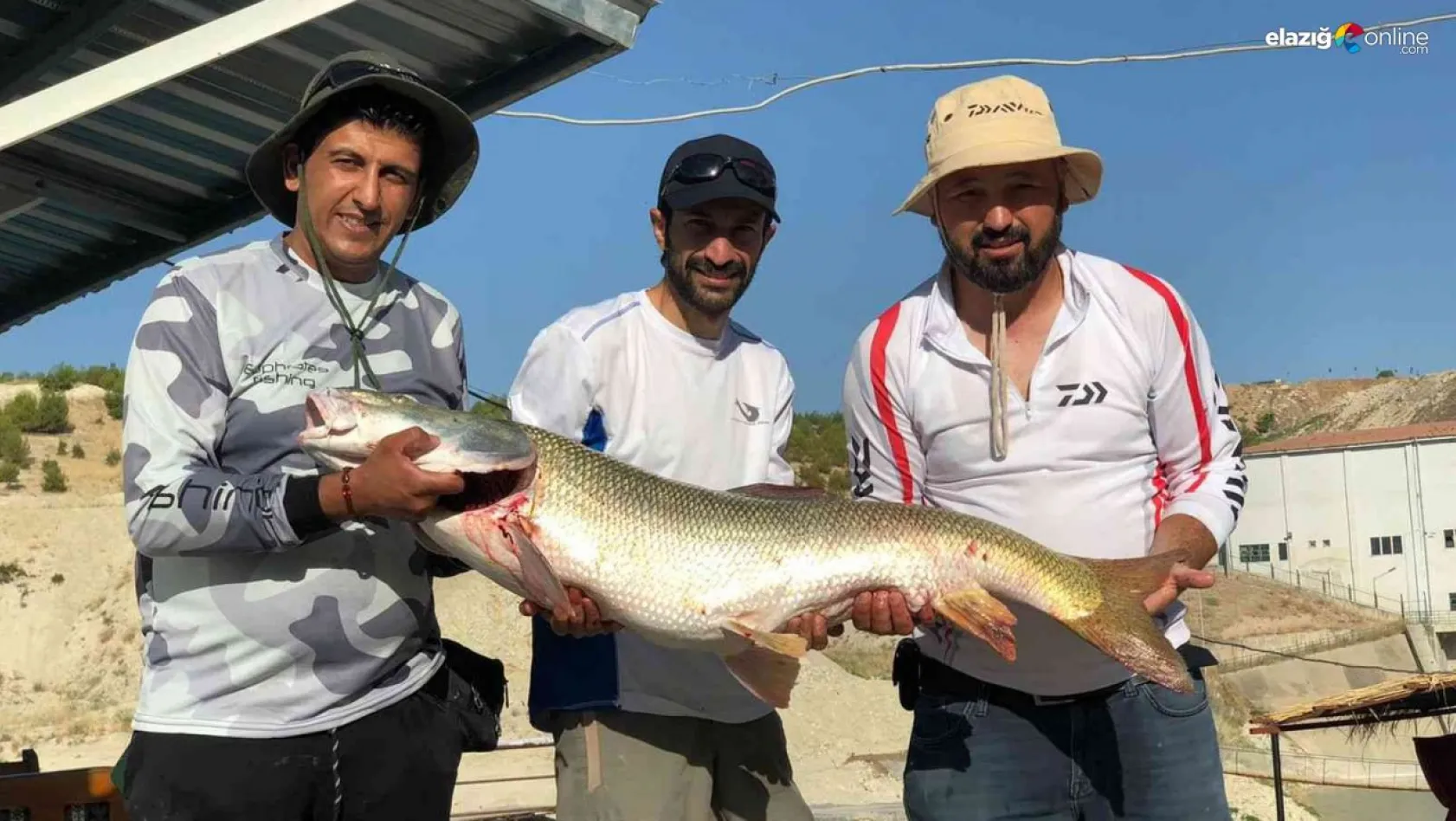 Elazığlı balıkçılardan 26 kiloluk dev turna balığı