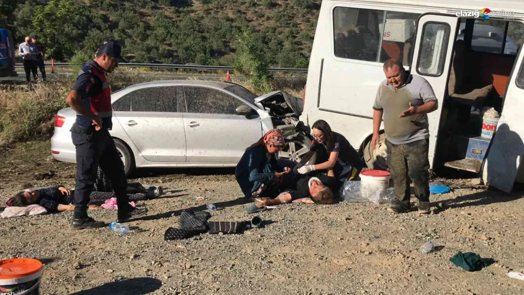 Elazığ-Malatya karayolunda feci kaza! Otomobil tarım işçilerini taşıyan minibüse çaptı