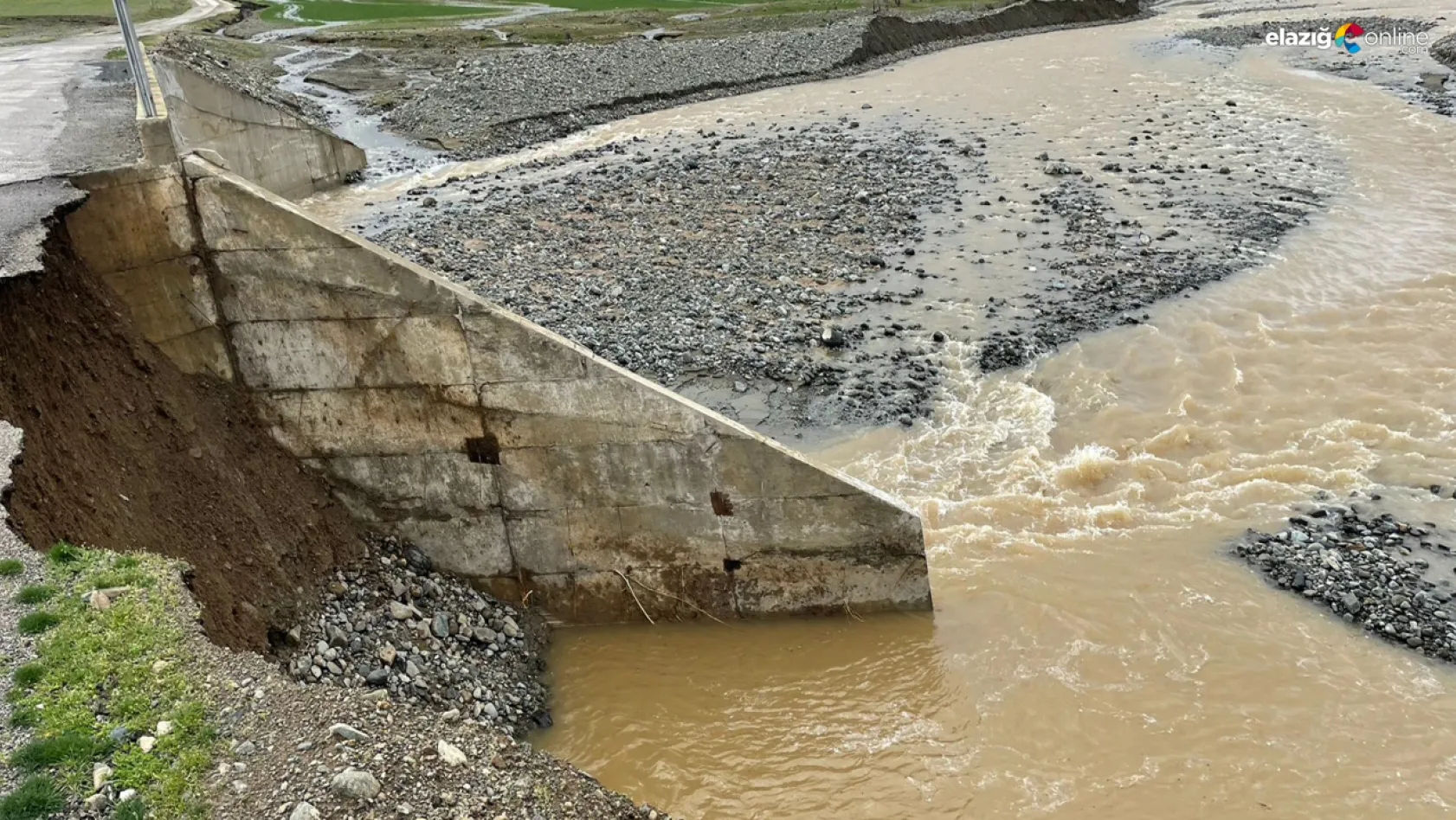 Sel ve toprak kaymaları köy yollarında hasara neden oldu