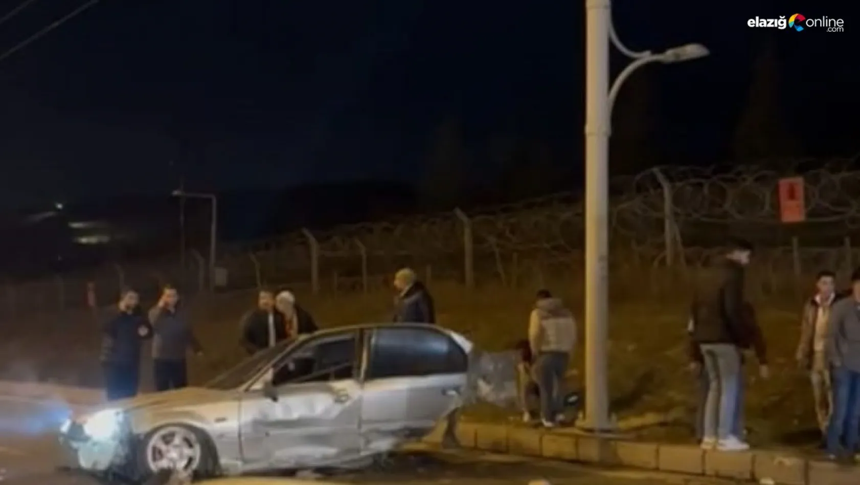 Malatya'da feci kaza! Otomobil ikiye bölündü