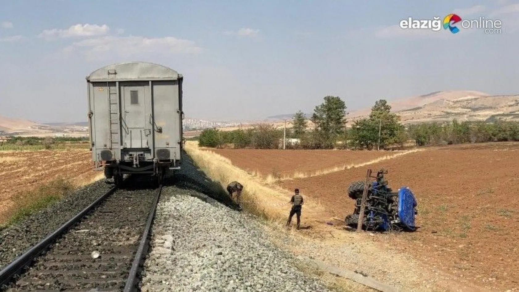 Trenin çarptığı traktörün sürücüsü hayatını kaybetti