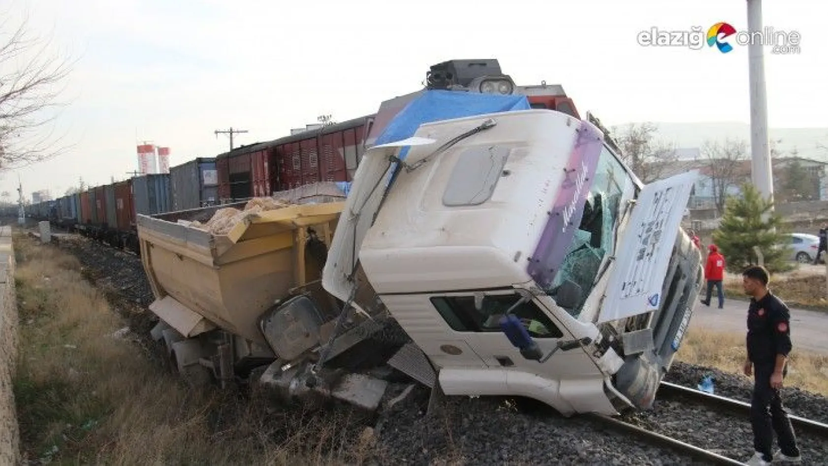 Trenin tıra çarpması sonucu 5 kişi yaralandı