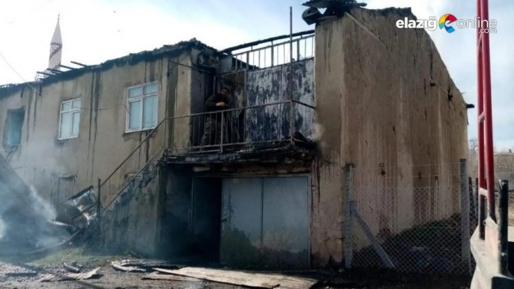 Çemişgezek'te 2 katlı kerpiç ev yandı