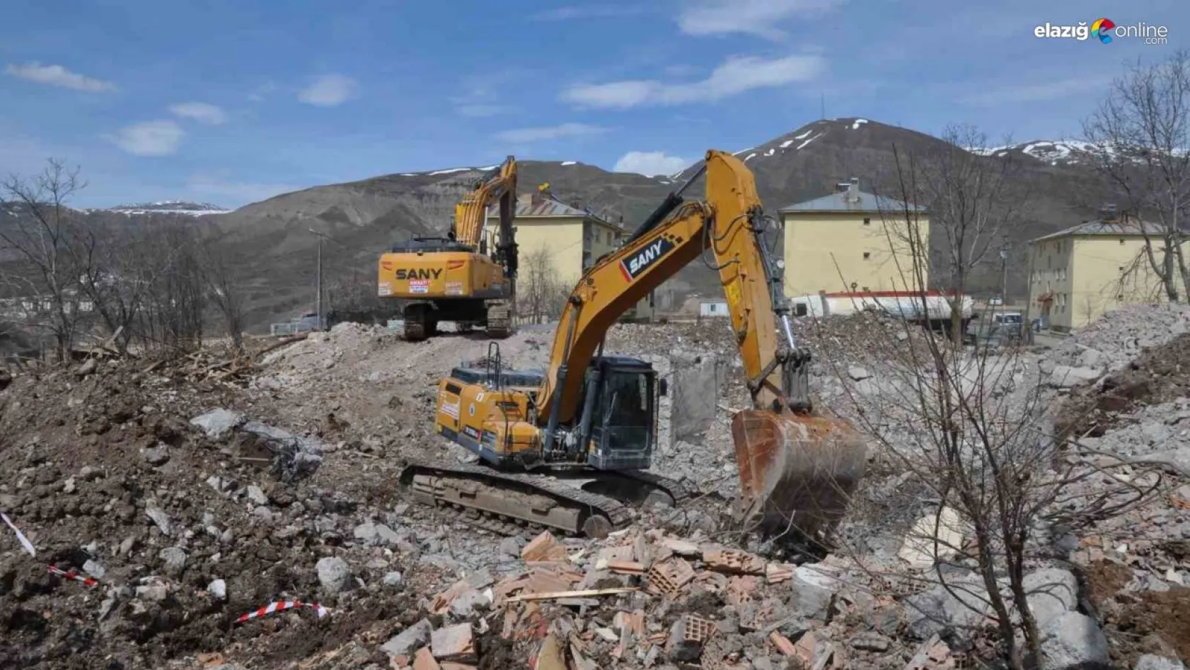 Tunceli'de ağır hasarlı binalar yıkılıyor