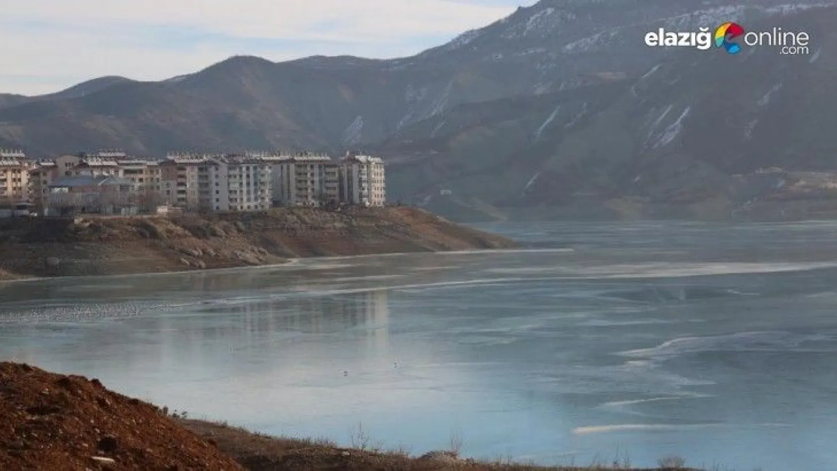 Tunceli'de baraj gölü dondu