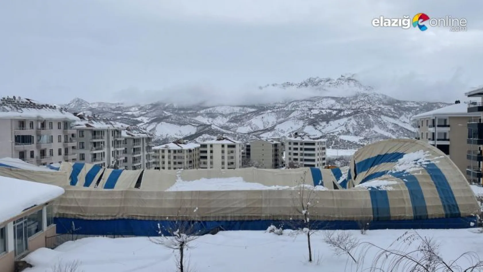 Tunceli'de halı sahanın kar biriken çatısı çöktü